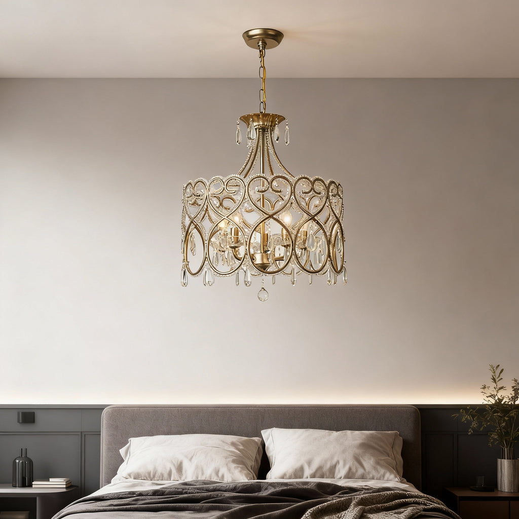 Lustre de cristal vieilli pour un salon de luxe français