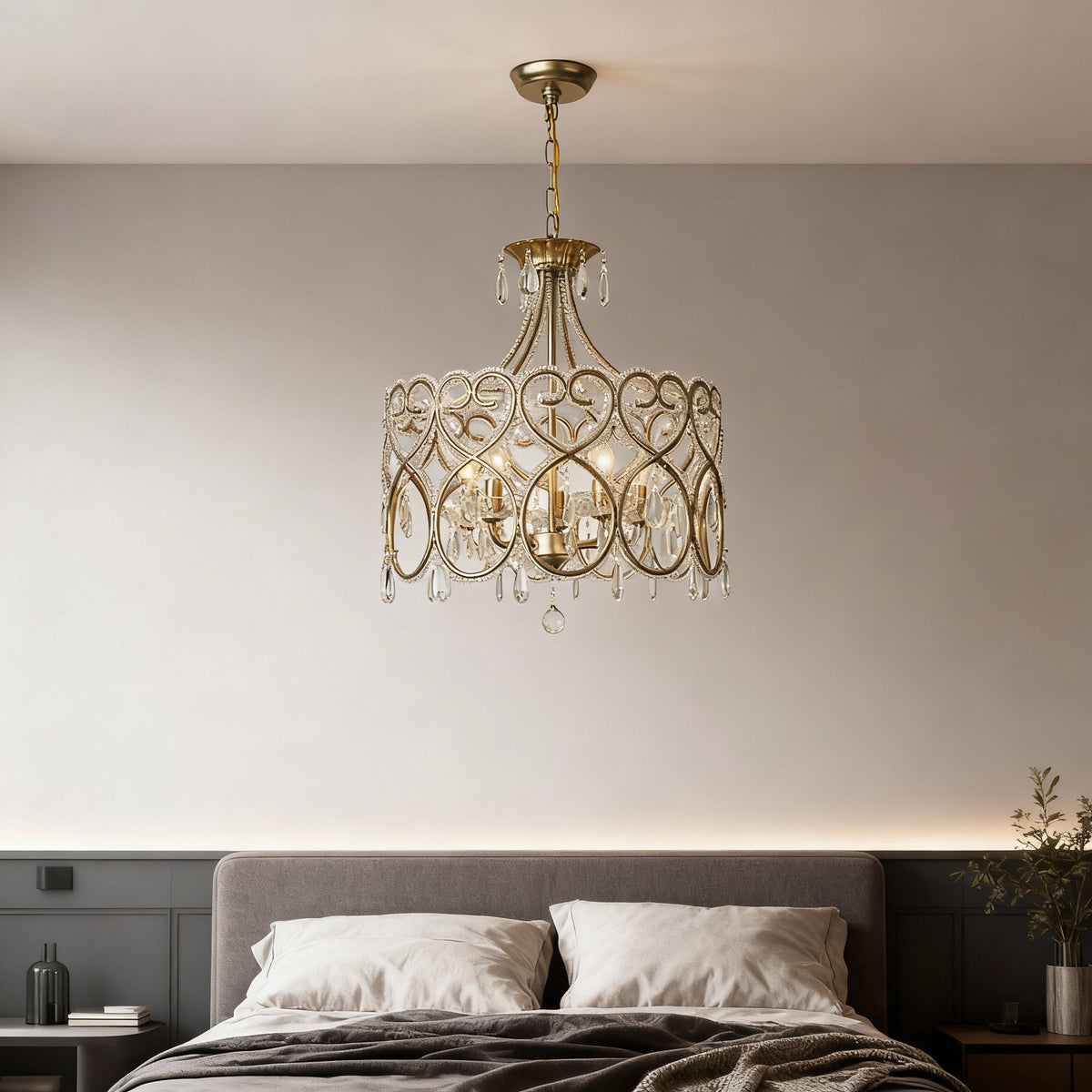 Lustre de cristal vieilli pour un salon de luxe français