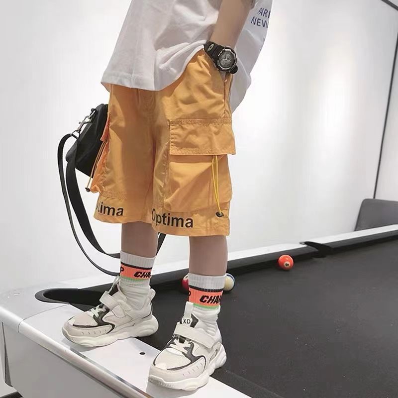 La mode des shorts d'été pour garçons