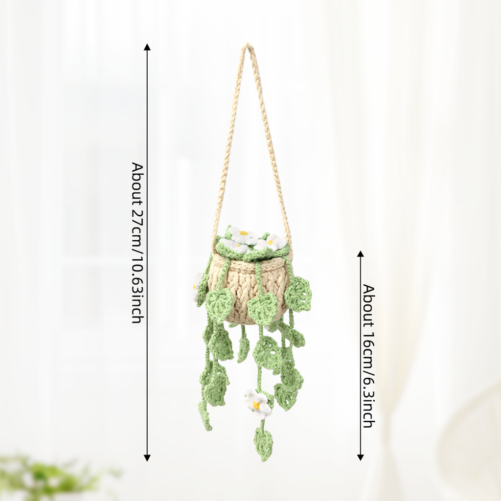 Crochet à la main suspendu ornement en pot avec traces blanches trailing et les feuilles vertes