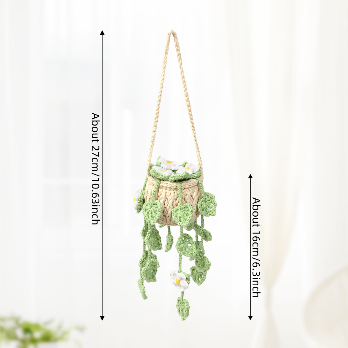 Crochet à la main suspendu ornement en pot avec traces blanches trailing et les feuilles vertes