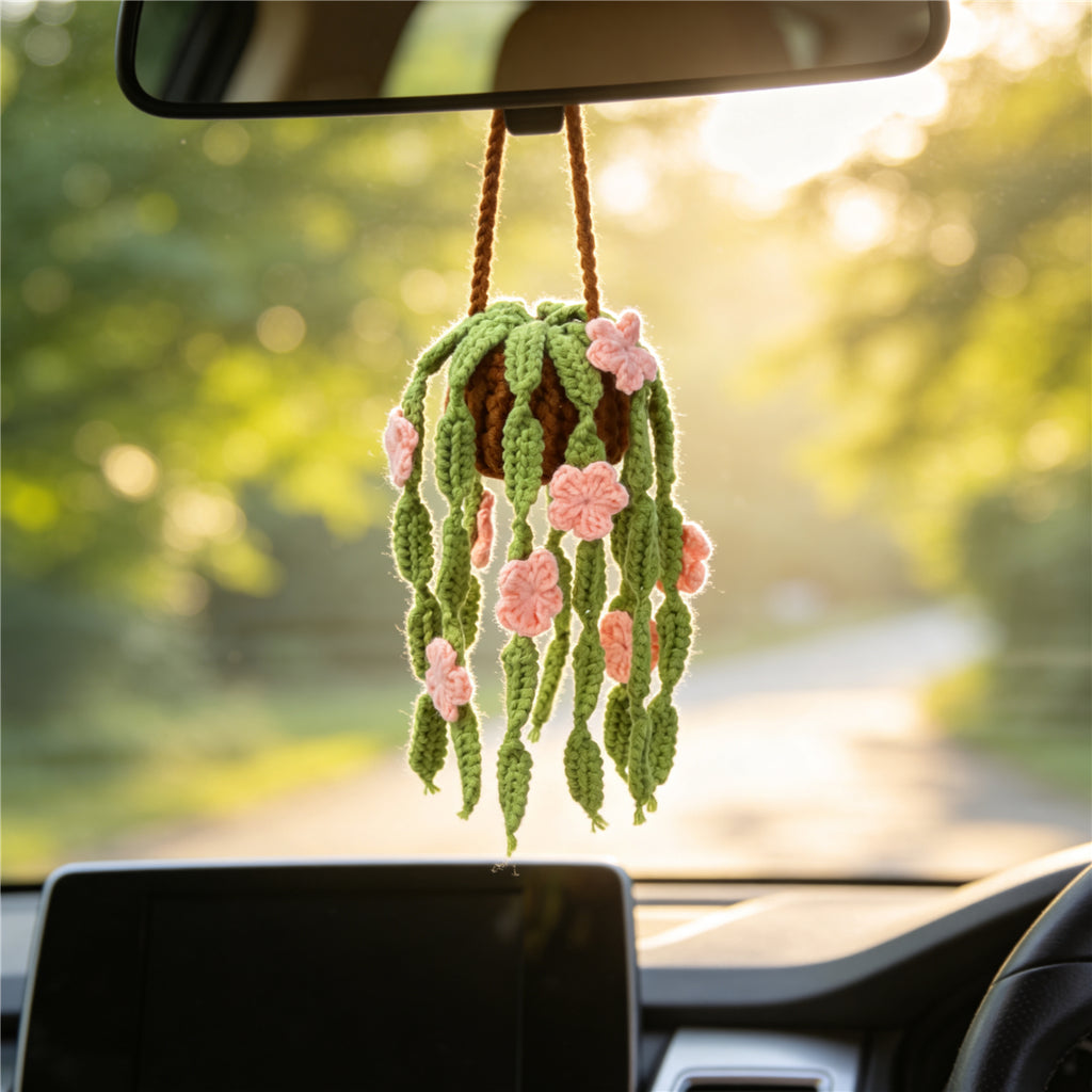 Crochet à la main suspendu Pot ornement avec des feuilles vertes trailing et des fleurs roses jamais