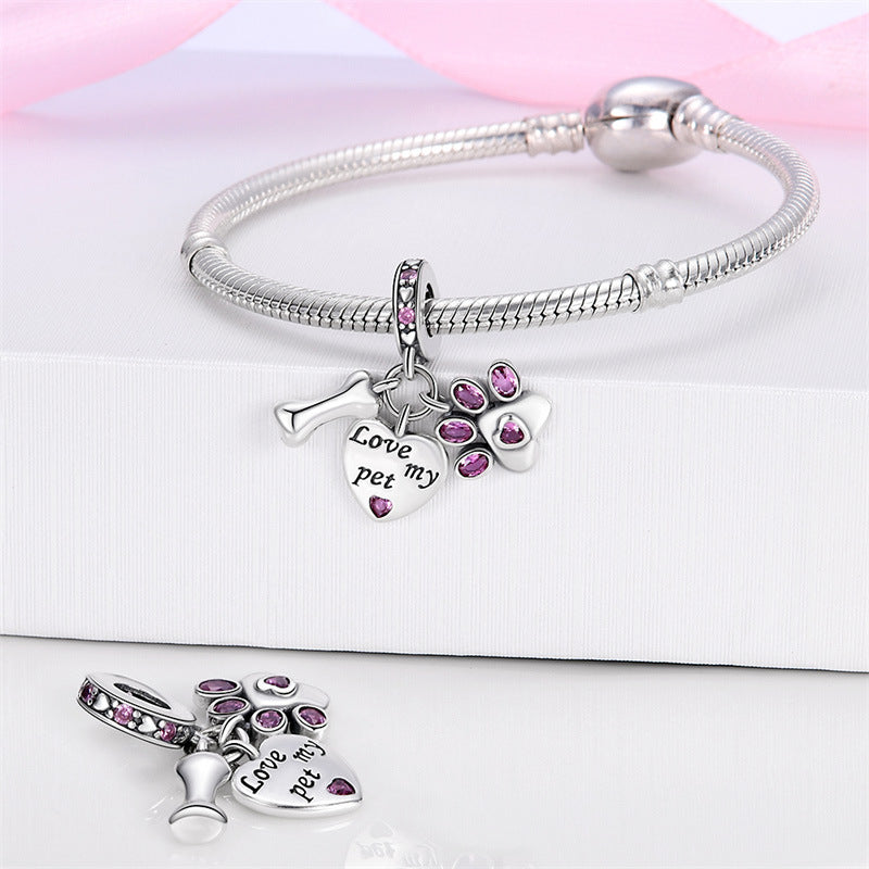 Bracelet bricolage avec un pendentif et des perles d'impression de patte mignon