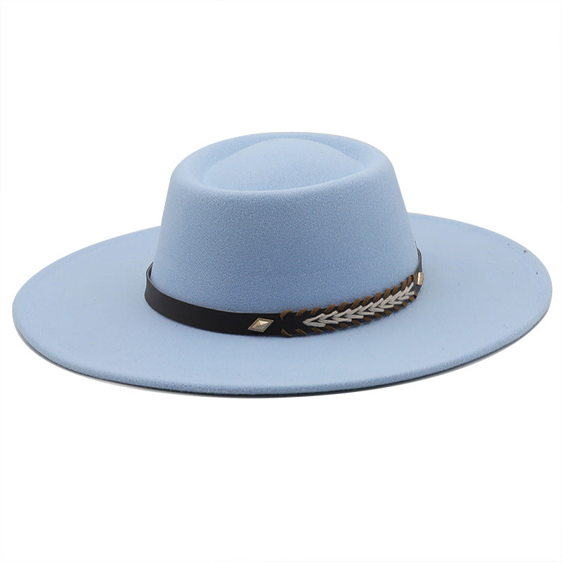 Ce chapeau de feutre a une couronne dentée et présente un large brim pour les hommes et les femmes