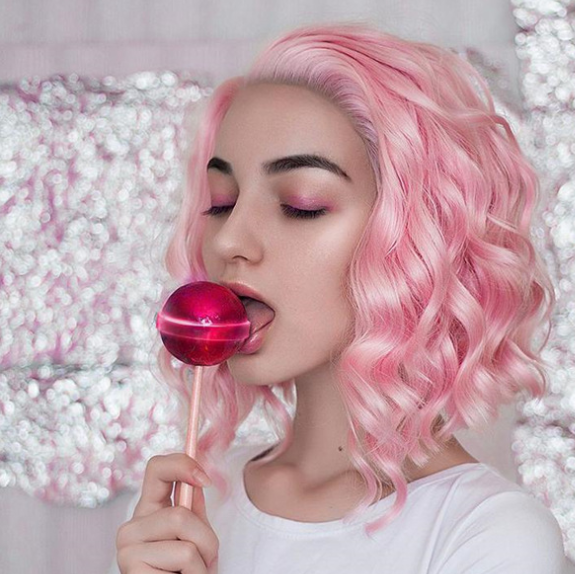 Cheveux bouclés roses