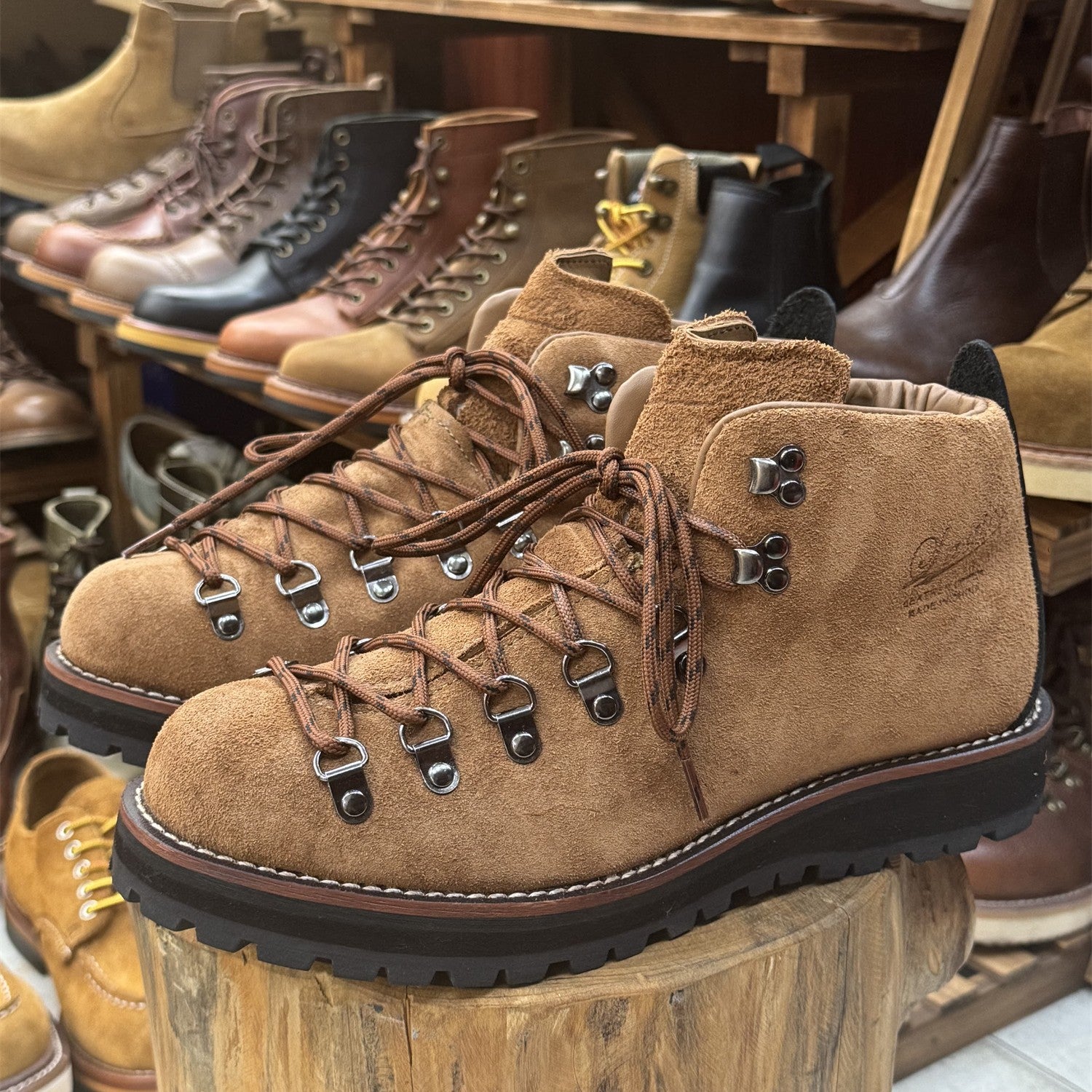 Bottes de travail imperméables de randonnée et de trekking à la main