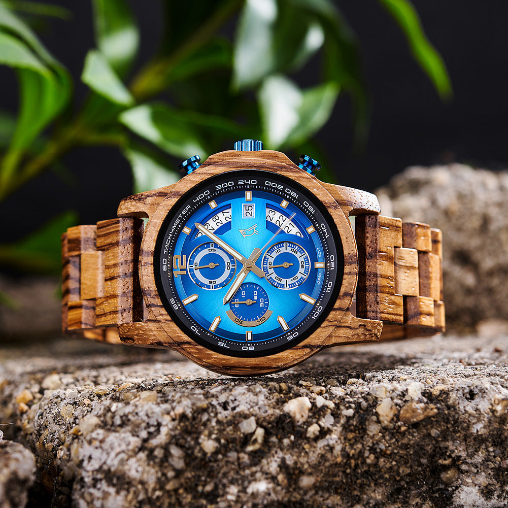 Vieille montre en bois pour jeunes hommes