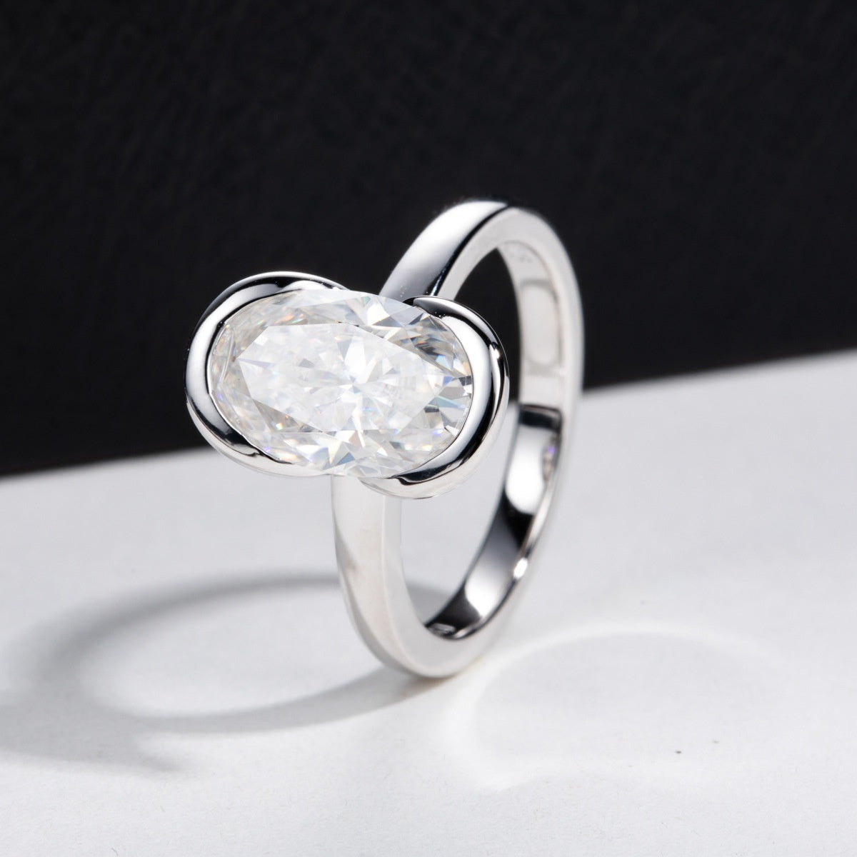 Silver Oval Semi mount Ring Avec un 3 carats De forme Fancy Moissanite Pour Femmes