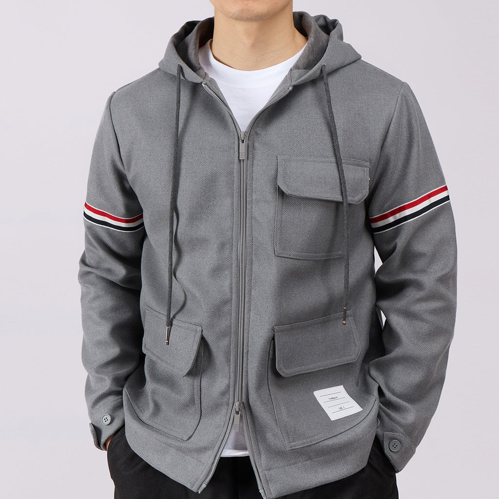 Mens gris printempsautomne manteau avec rouge et blanc rayures Webbing et plusieurs poches