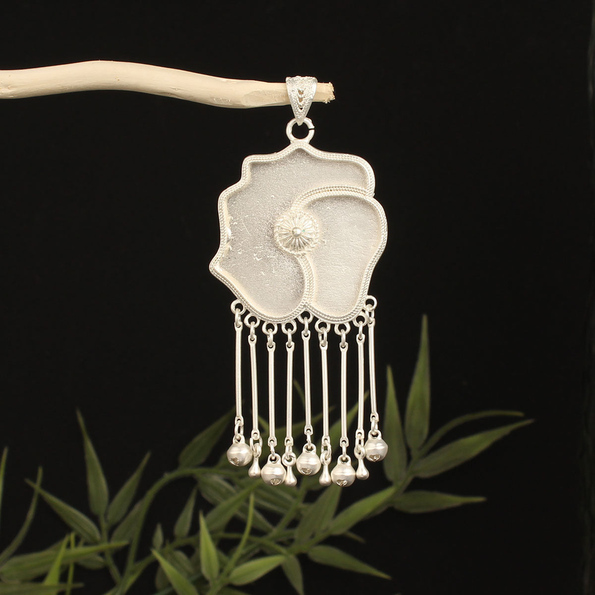 Pendentif papillon incrusté avec une cloche