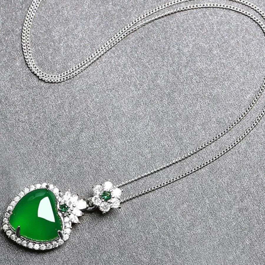 Glace naturelle Émeraude vert Chalcédoine pendentif plaqué Argent Sterling Collier en forme de coeur