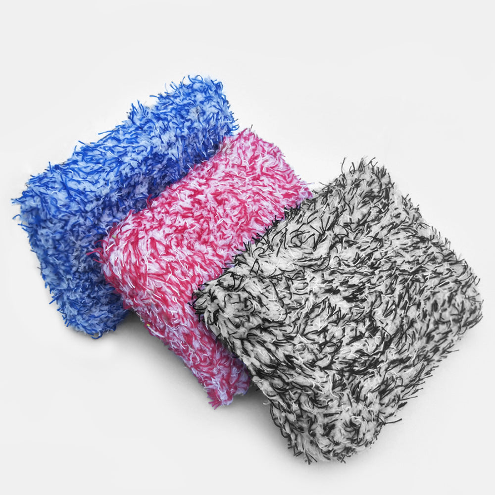 Laver l'éponge en microfibre de linge en peluche en absorbant l'eau