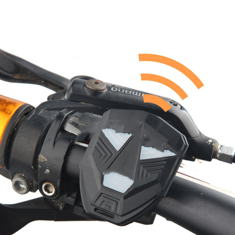 Remote Control Steering Tail Light Charge USB Imperméable Highlight avec avertissement Horn