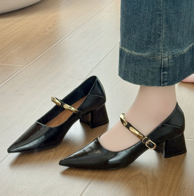 Women's pointed toe pumps