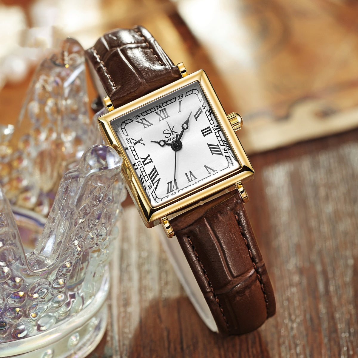 Montre pour femme avec une petite face carrée rétro et une sangle en cuir
