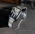 Bracelet en métal à libération rapide pour montres avec un boîtier de couleur titane