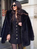 Manteau de fourrure long avec un grand lapel