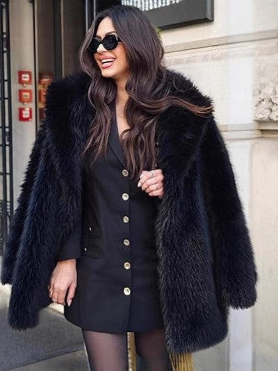Manteau de fourrure long avec un grand lapel
