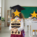 1 Le premier jour de l'école Le panneau en bois avec l'éponge pour le premier jour de la célébration de l'école—Pa