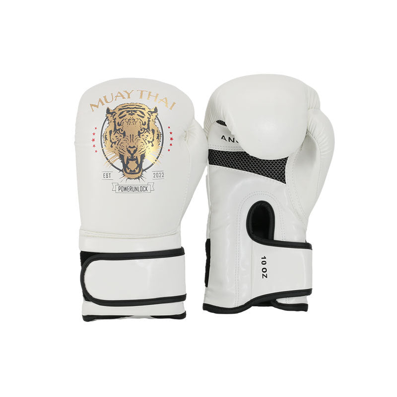 Boys Muay Thai boxe training avec un sac de frappe et des gants
