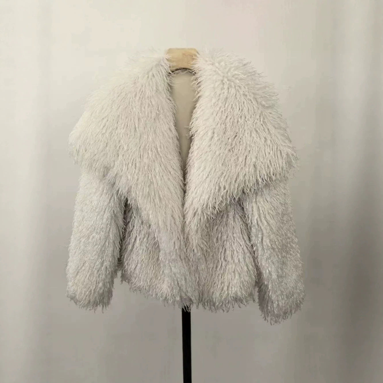 Sophistiqué élégant et versatile manteau de faux-fur en cisaillement avec un grand lapel