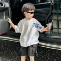 Bébé garçon d'été