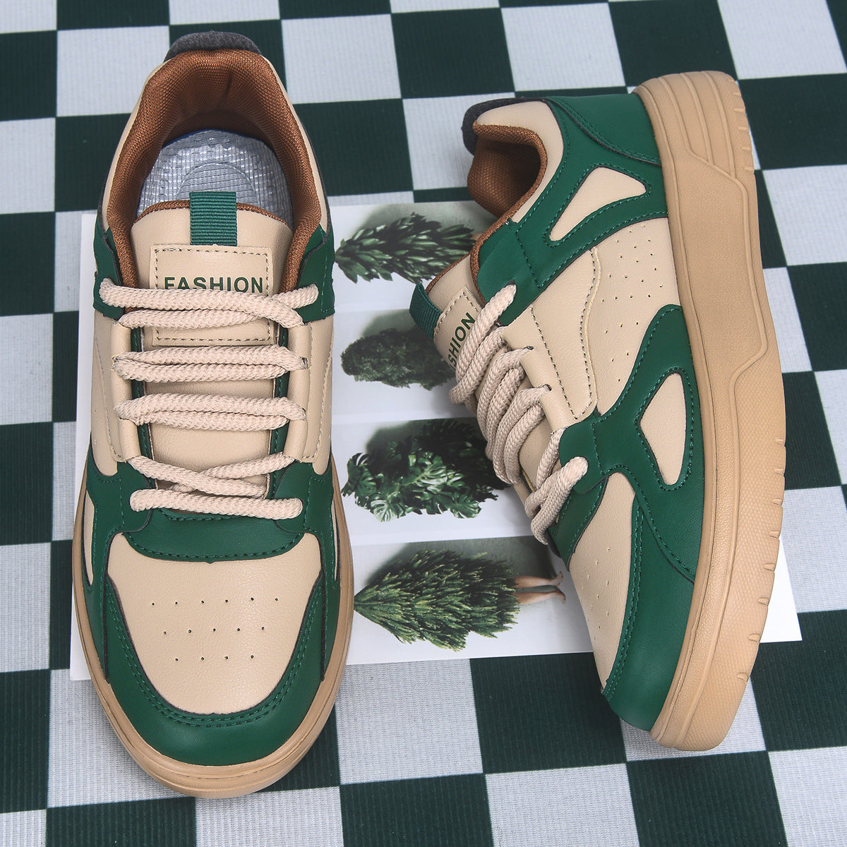 Chaussure classique de skateboard d'étudiants en blanc à bas sommet