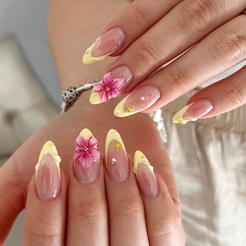Conseils d'ongle floral 3D de style français nu dans le style Instagram