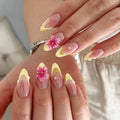 Conseils d'ongle floral 3D de style français nu dans le style Instagram