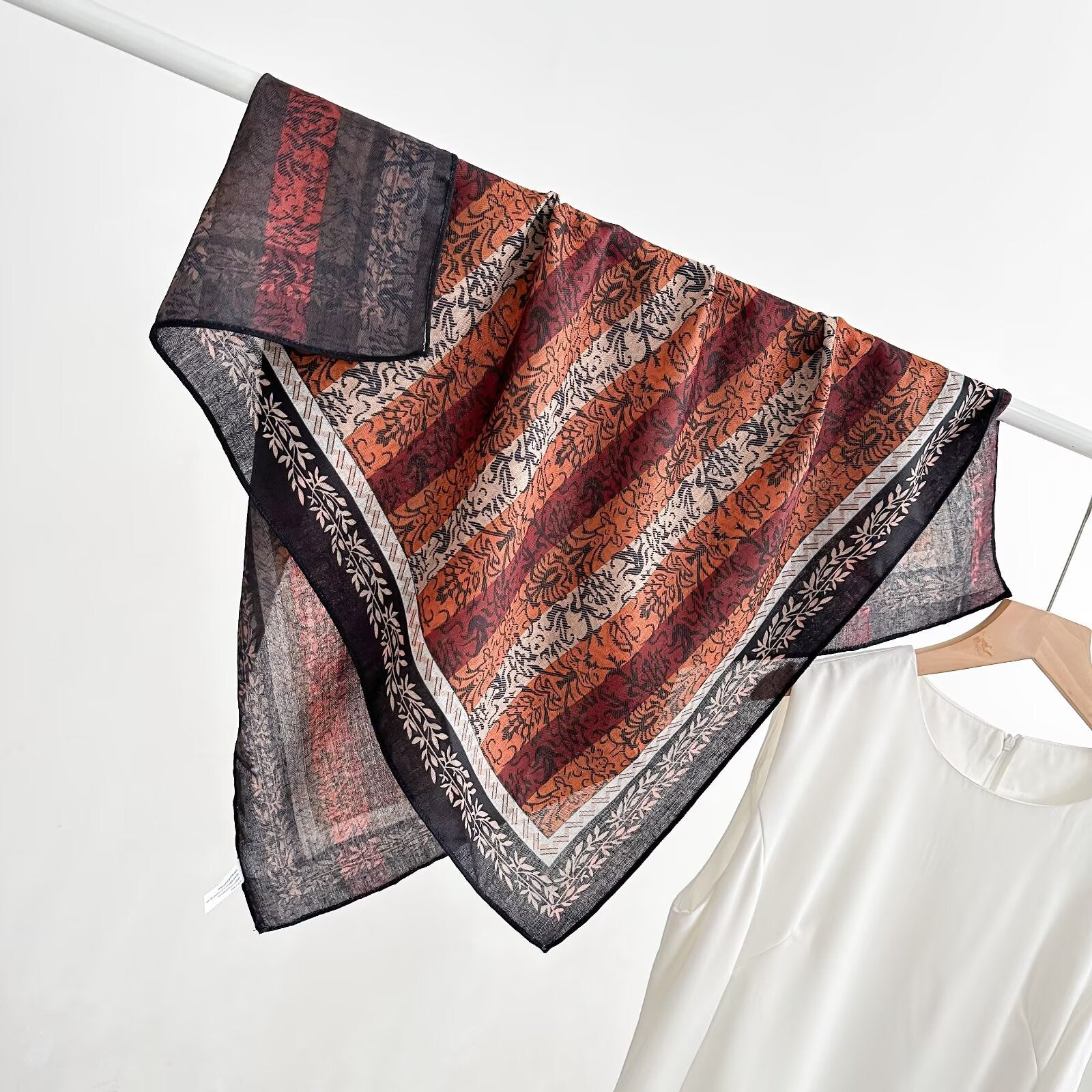 Vieille écharpe de cou pour femmes printemps et automne