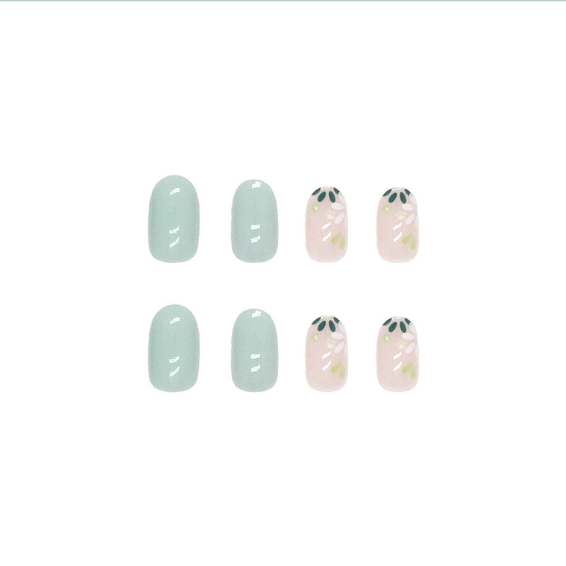 Nails à tête ronde avec de petites fleurs pour les femmes