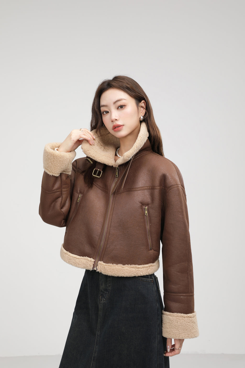 Manteau court de four à lamb intégré au collier