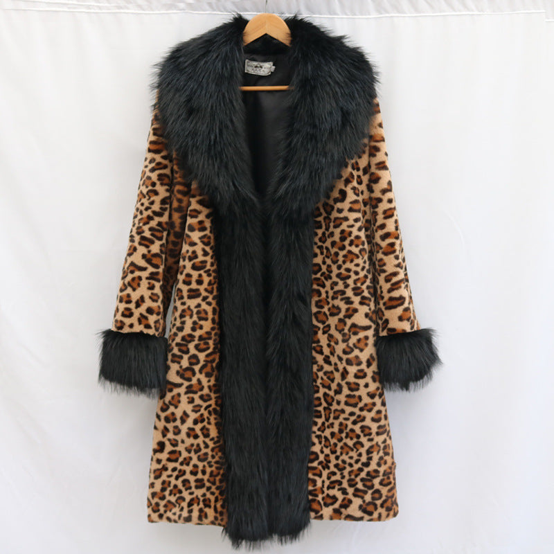 Manteau de femmes avec un grand collier de fourrure chaud