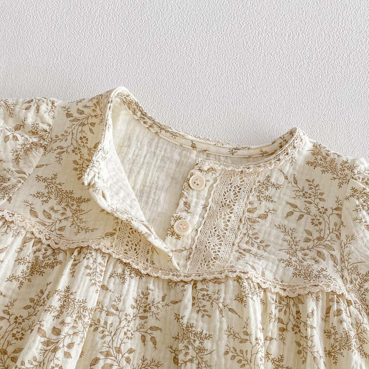 Elegant short-sleeved lace romper for girls