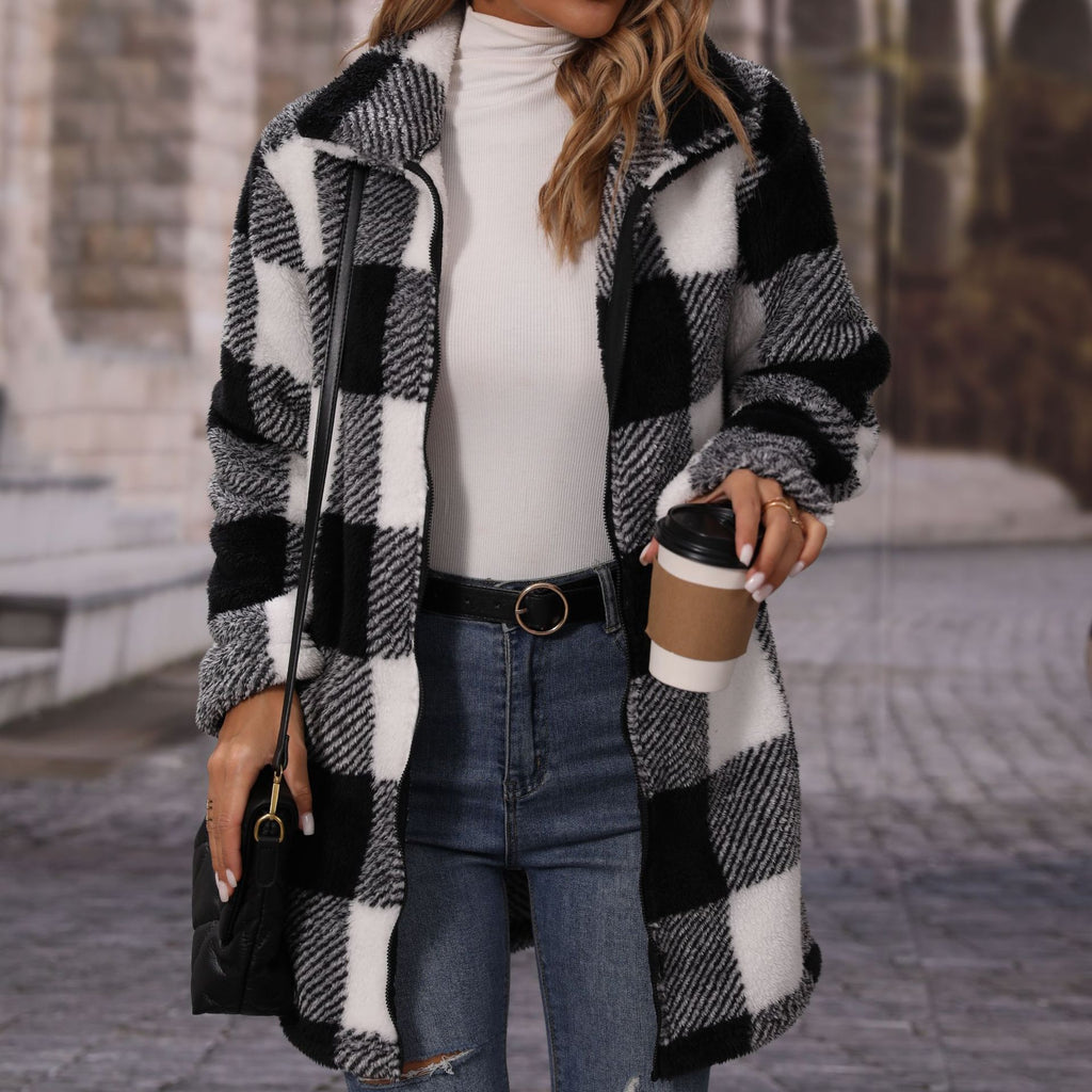 Un manteau long pour les femmes d'automne avec un collier de lapel