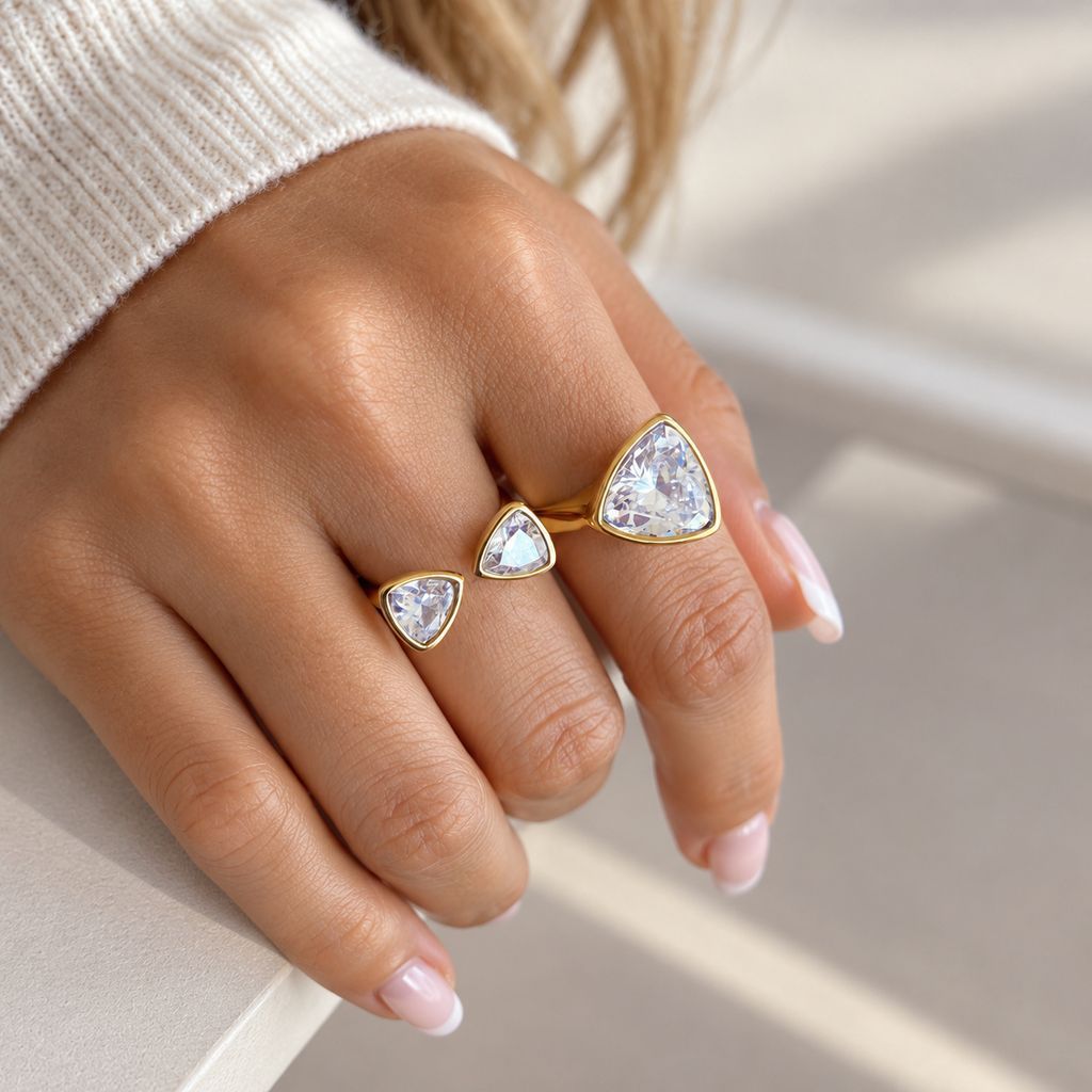 Anneau triangulaire en acier au titane avec niche Zircon et haut de gamme
