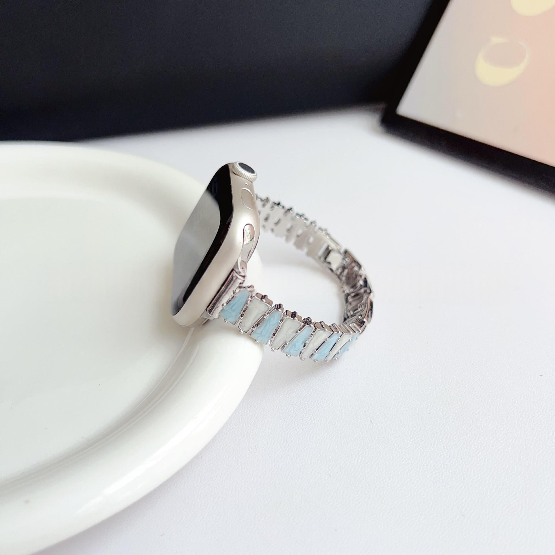 Convient pour les montres avec des brins de résine en métal irrégulier et coloré