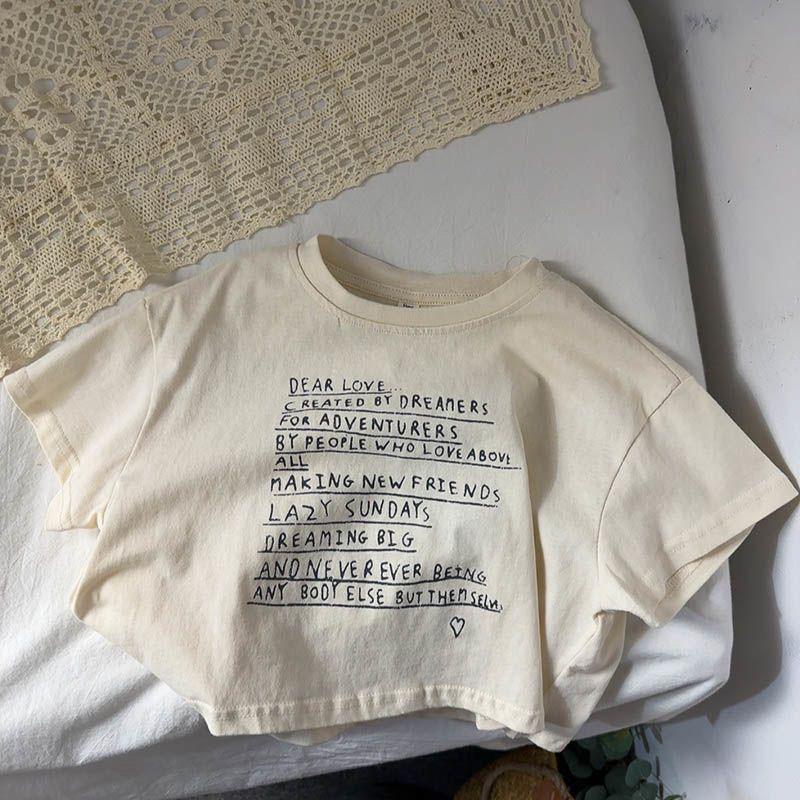 T-shirt à manches courtes pour enfants avec un cou d'équipage et un design imprimé