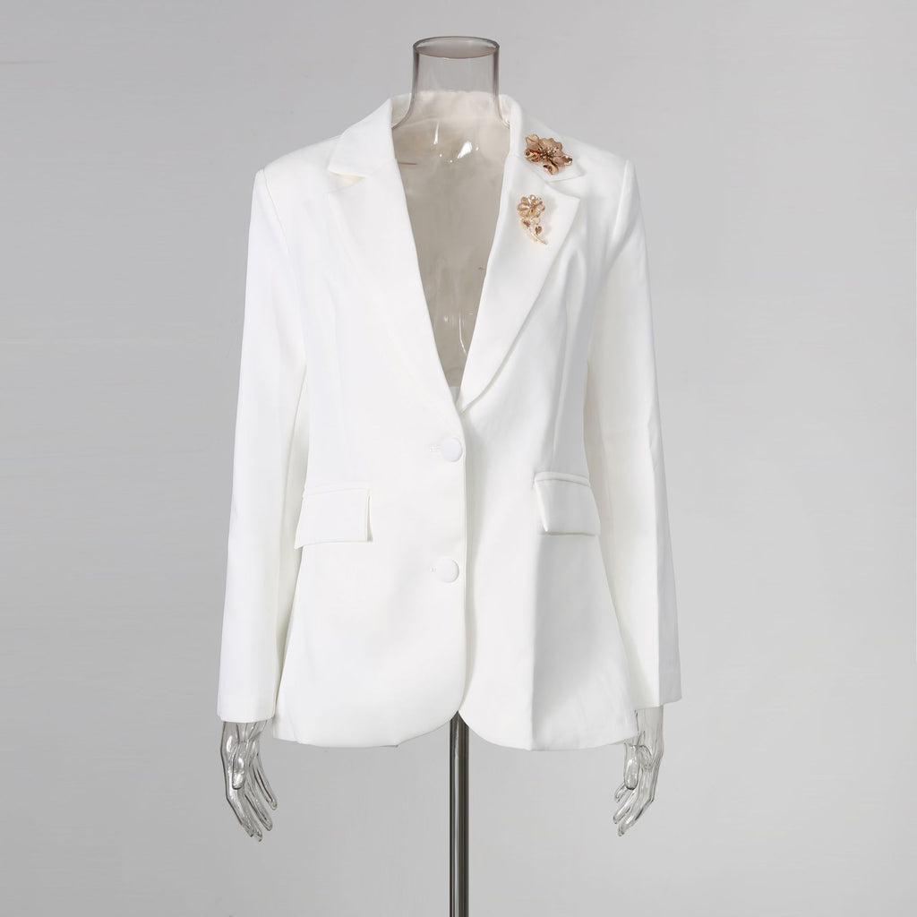 Blazer à dos ouvert avec des perles et détails floraux