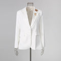 Blazer à dos ouvert avec des perles et détails floraux