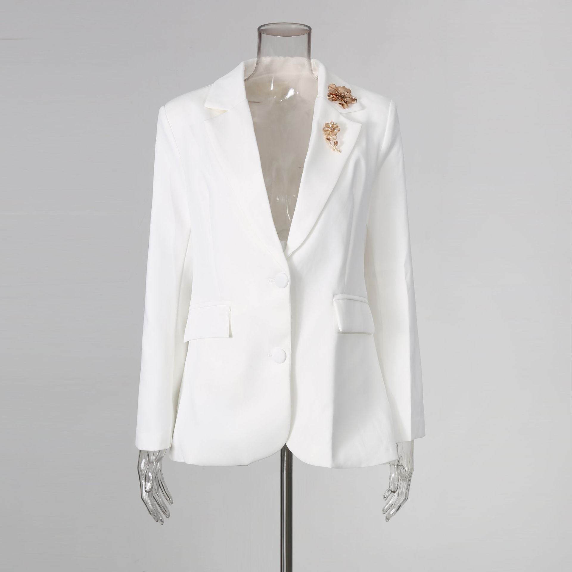 Blazer à dos ouvert avec des perles et détails floraux