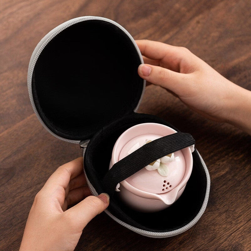 Set à thé portable en céramique fleurie à la main avec une théière et deux tasses