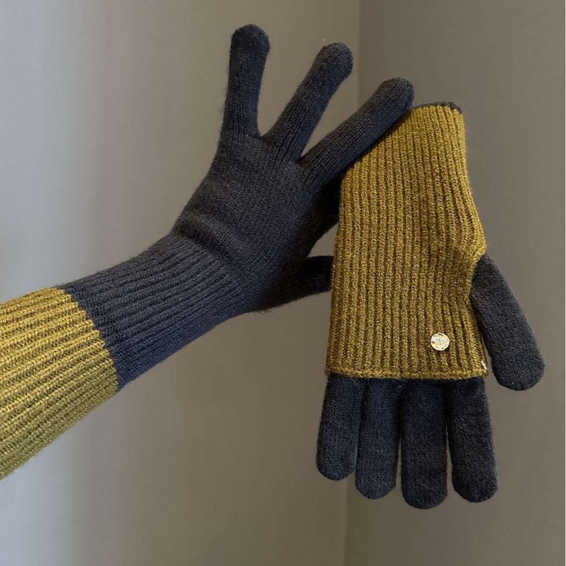 Gants en laine tricotée à double usage dans le style Maillard