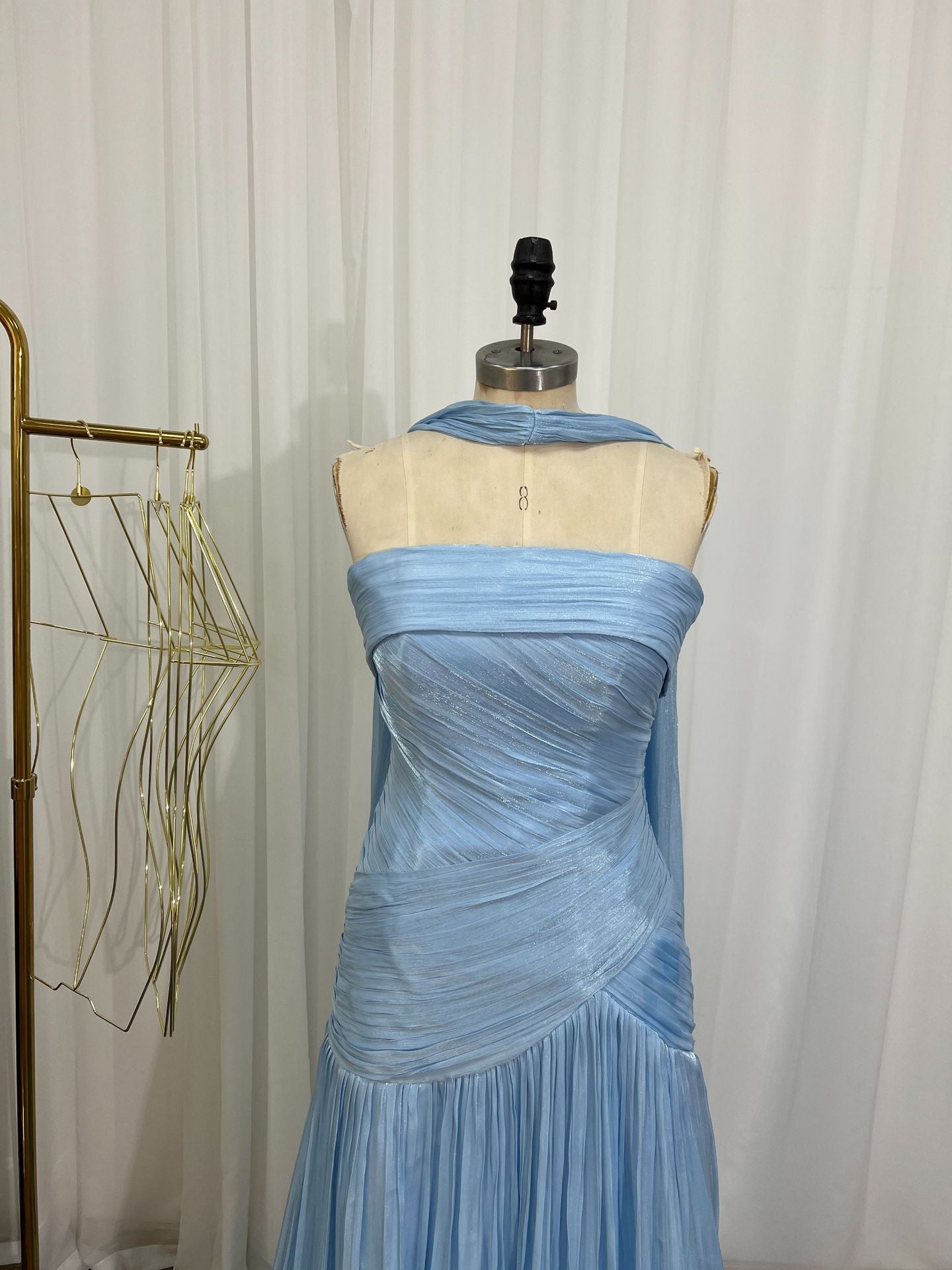 Pléate Strapless Gown du soir avec le train à mailles