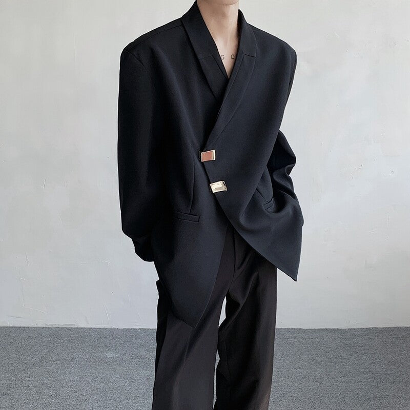 Blazer sur mesure avec un bouton métallique à l'avant-garde et une plaquette inclinée A Niche Statement P