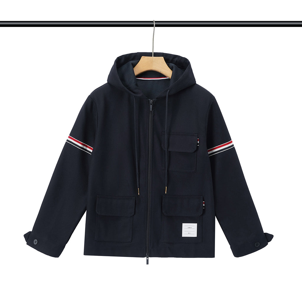 Mens gris printempsautomne manteau avec rouge et blanc rayures Webbing et plusieurs poches