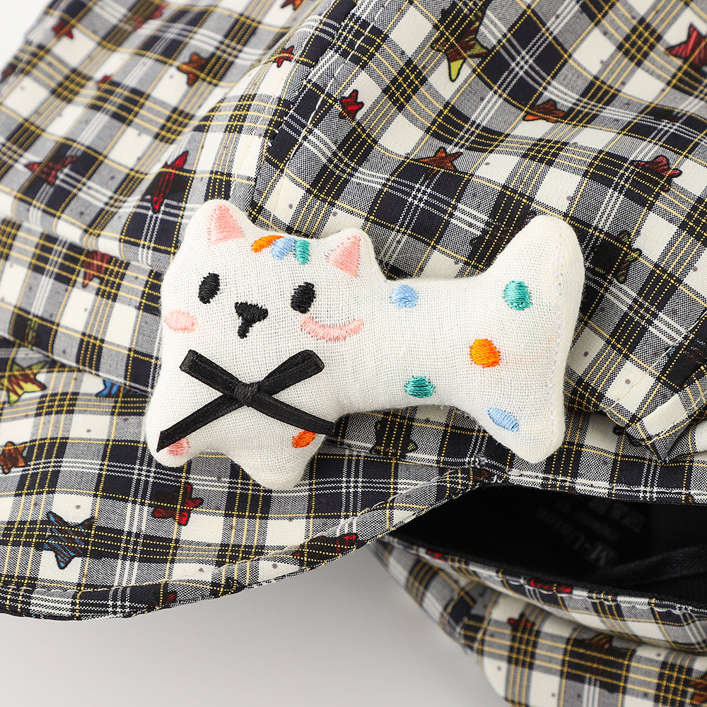 Figurine de chaton en forme de os pour dames avec un chapeau octagonal rayé