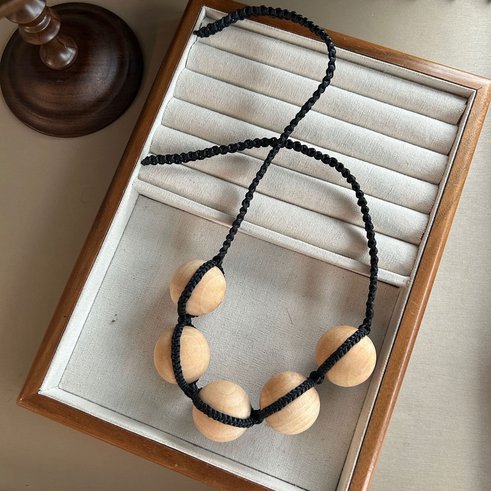 Collier tressé Pearl Raffia