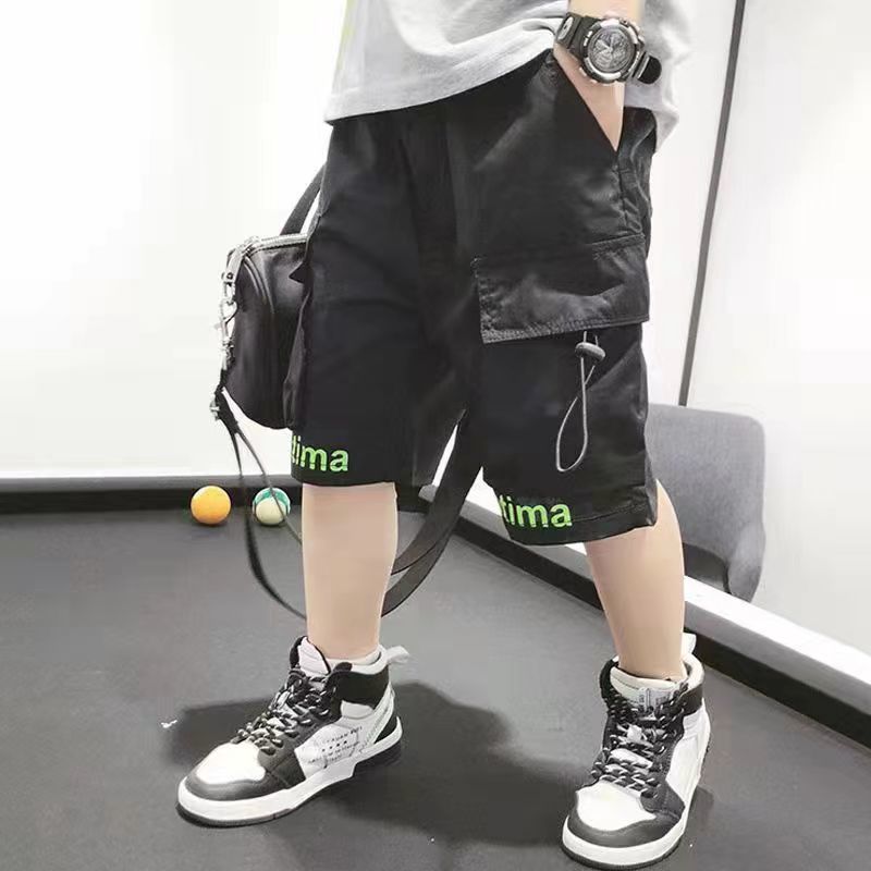 La mode des shorts d'été pour garçons