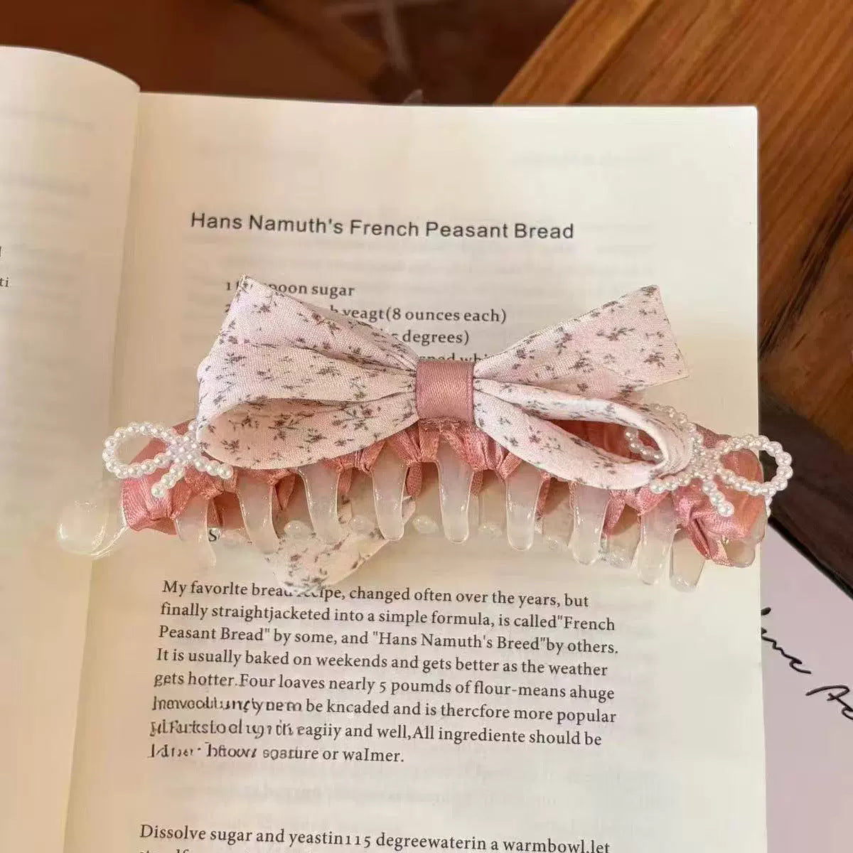 Coiffure de tissu à la banane de la Bow Florale